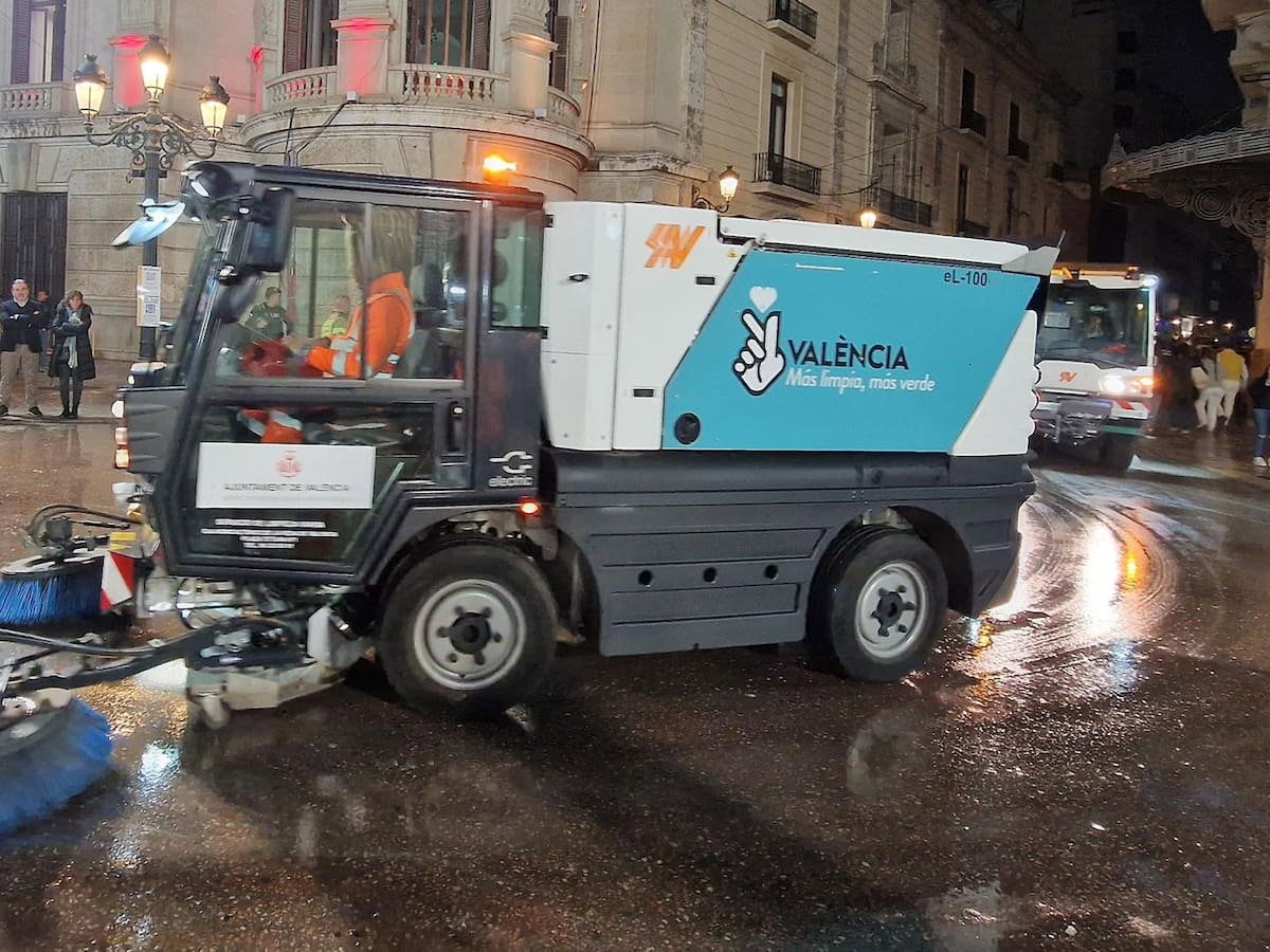 València retira 8.000 toneladas de residuos en Fallas