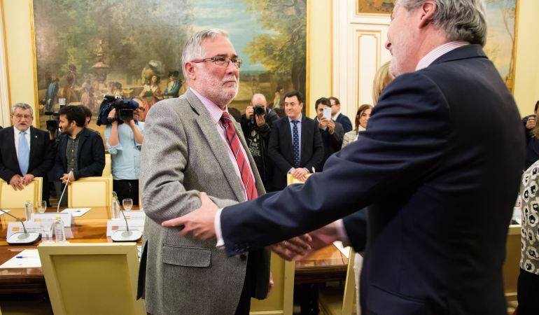 El consejero de Educación, Ramón Ruiz, saluda al ministro Iñigo Méndez de Vigo.