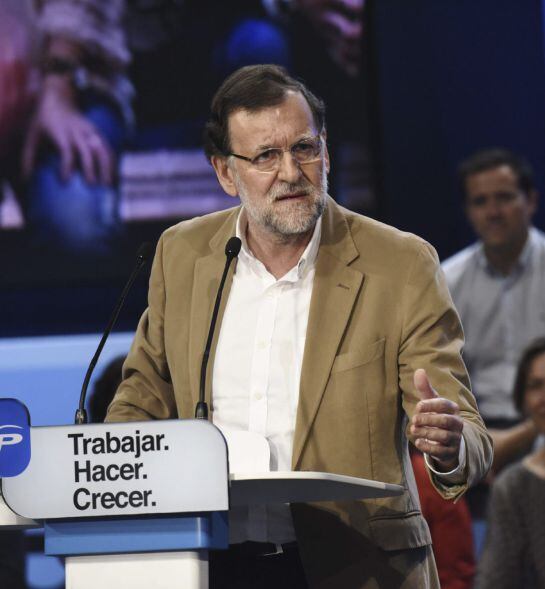 GRA151. TOLEDO, 02/05/2015.- El presidente del Gobierno y del Partido Popular, Mariano Rajoy, durante su intervención hoy en el acto de presentación de la candidata del PP a la reelección en la Presidencia de Castilla-La Mancha, María Dolores de Cospedal.