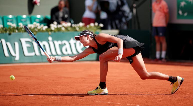 Muguruza no alcanza a una dejada de Simona Halep 