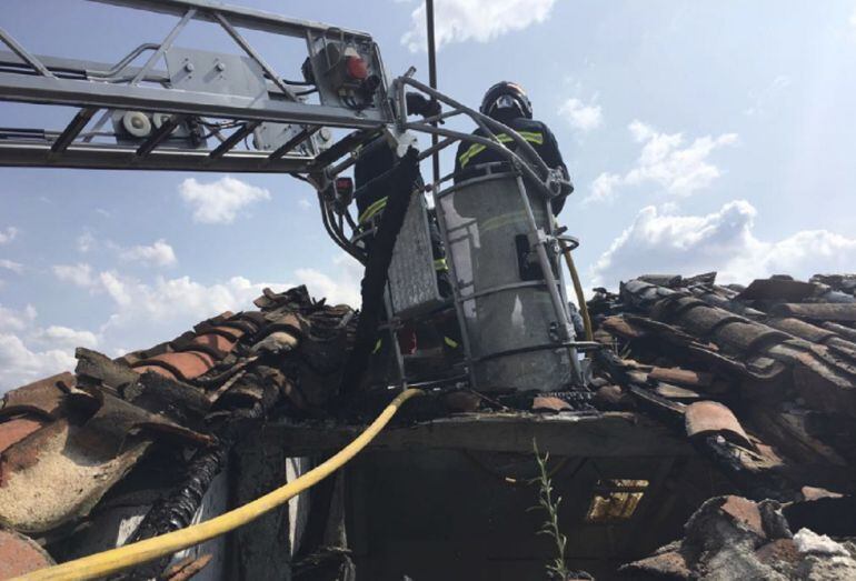 En Muñogrande se incendió el interior y la cubierta de una casa