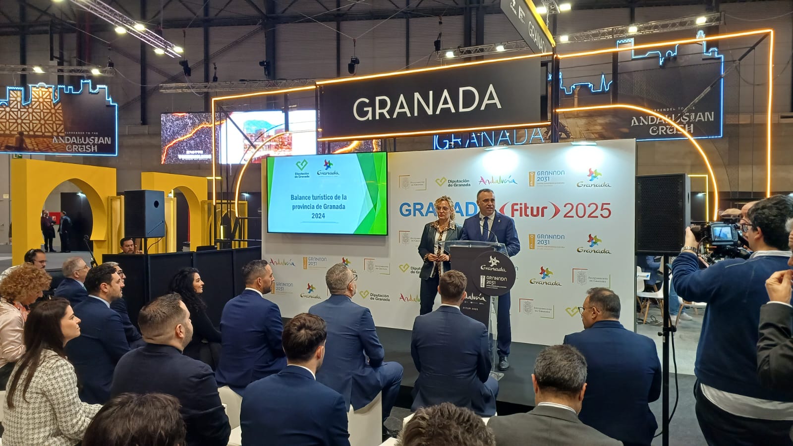 Presentación en Fitur 2025 de los datos turísticos de Granada por el presidente de la Diputación, Francis Rodríguez, y la diputada de Turismo, Marta Nievas