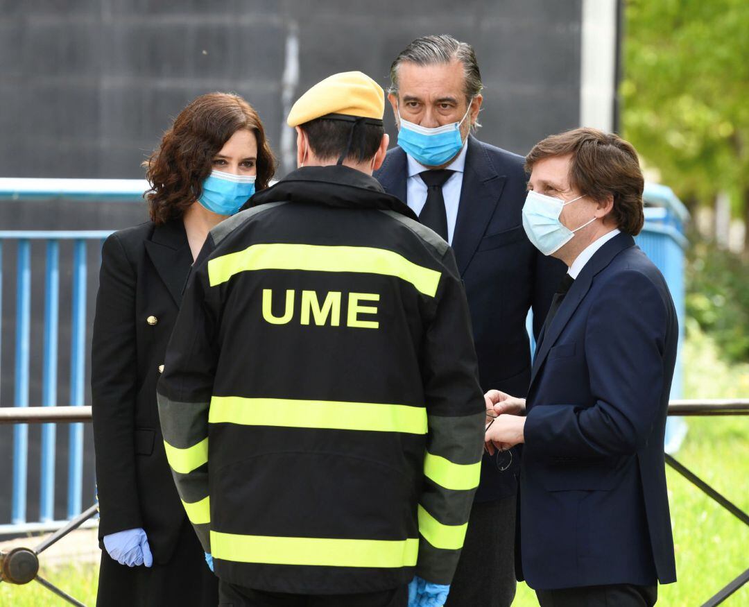 La presidenta de la Comunidad de Madrid, Isabel Díaz Ayuso (i), junto con el alcalde de Madrid, José Luis Martínez-Almeida (d) y el consejero de Interior, Justicia, Enrique López (2d)