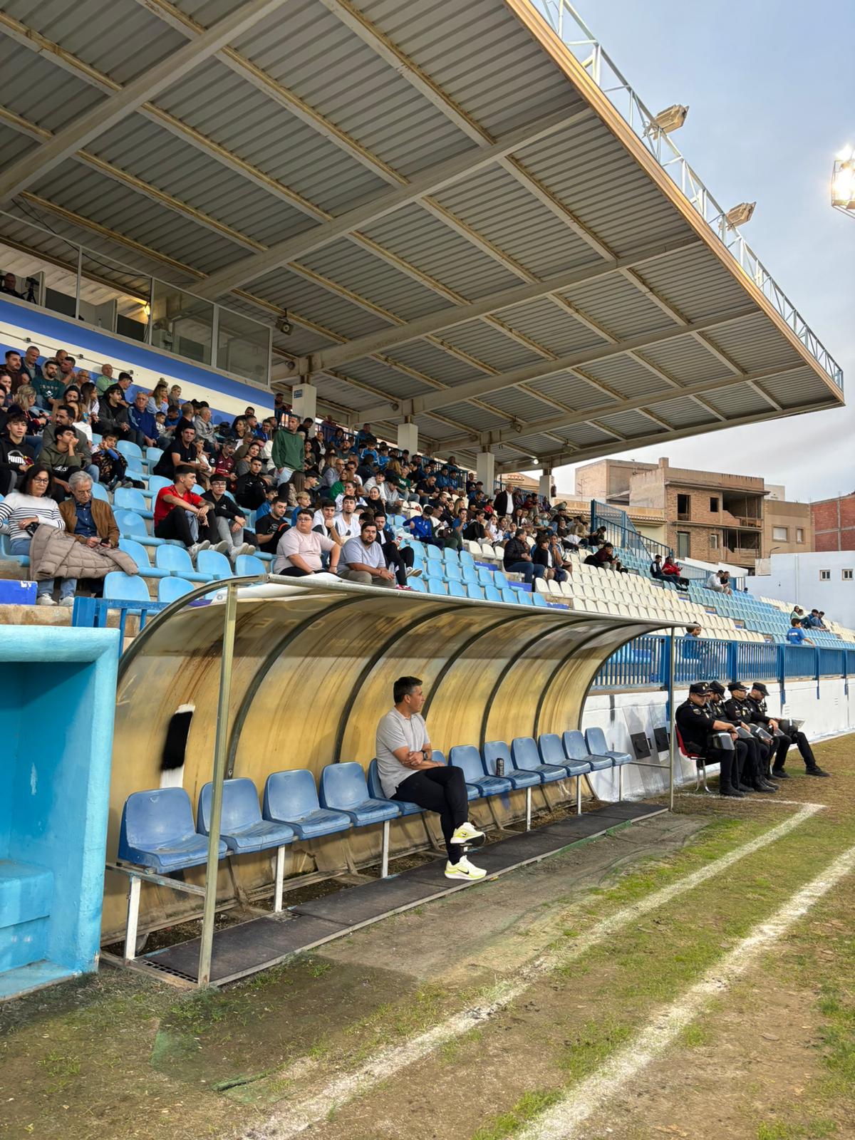 Roberto Peragón en el banquillo del Escribano Castilla de Motril.