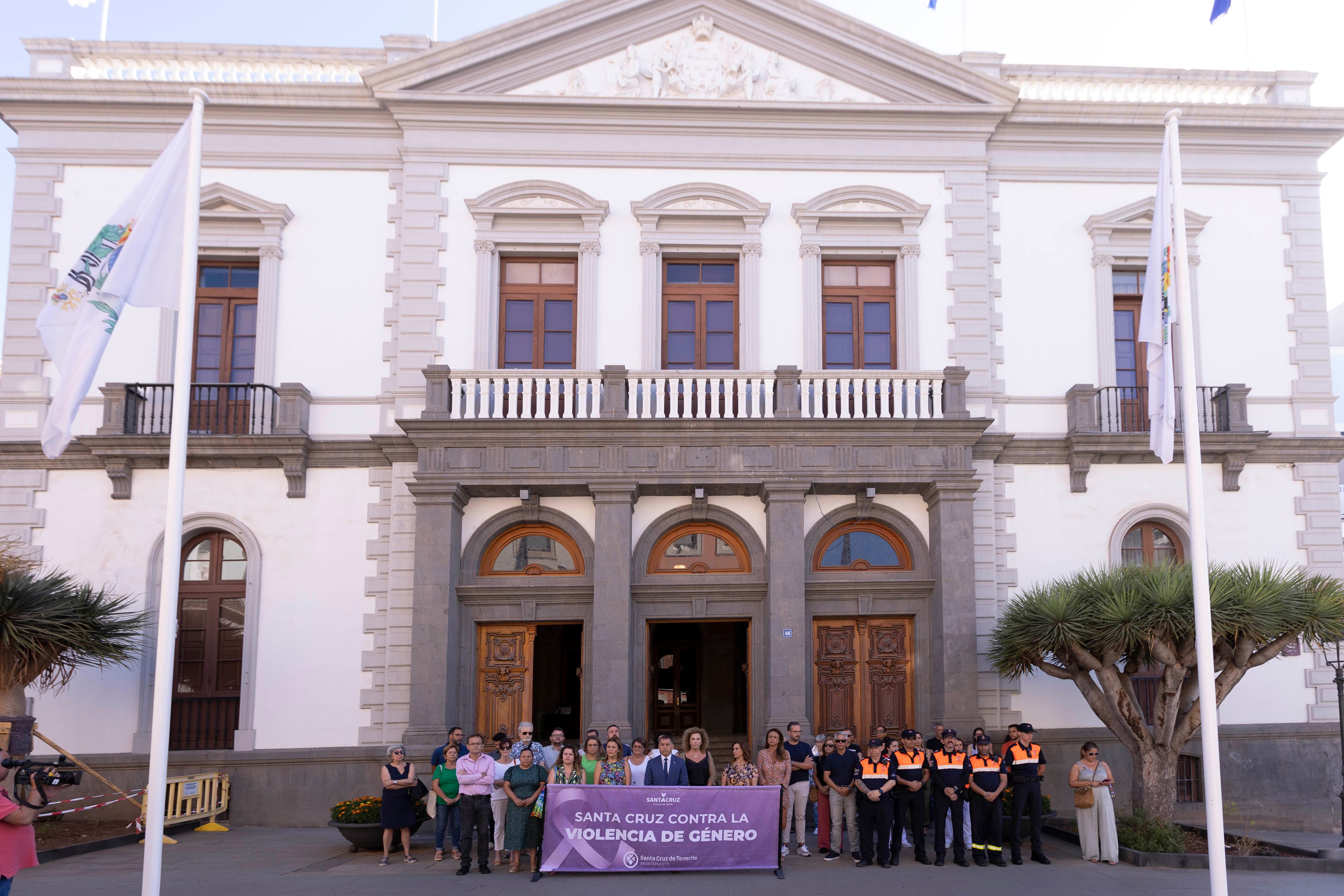 El alcalde de Santa Cruz de Tenerife, José Manuel Bermúdez, (c) junto a la Corporación municipal este sábado, en el que han guardado un minuto de silencio por el último caso de violencia machista ocurrido ayer jueves en la capital tinerfeña.