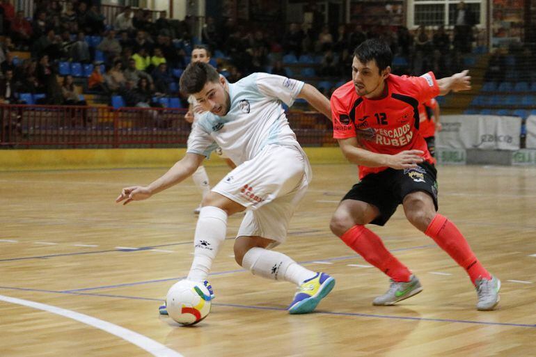 Catela intenta zafarse de la presión de Petry en el partido de ayer