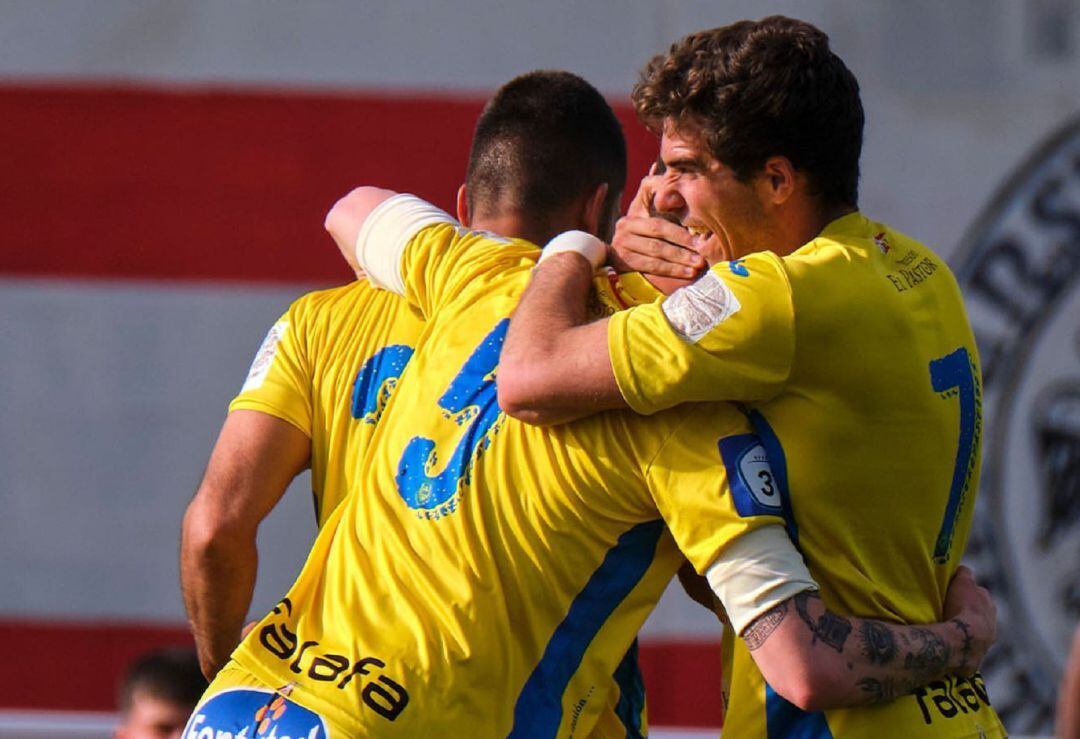 Sagüés (d) que regresa al equipo tras sanción, felicita a Munguía tras el gol del triunfo ante el Bembibre en el reciente triunfo en La Devesa.