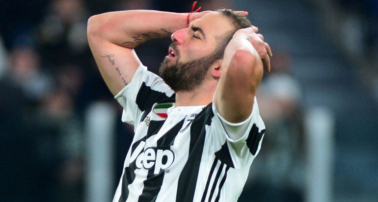 Higuaín se lamenta tras marrar un penalti ante el Tottenham