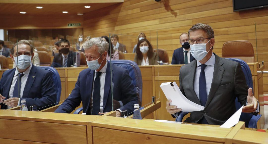 SANTIAGO DE COMPOSTELA, El presidente de la Xunta en funciones, Alberto Núñez Feijóo (d), junto al vicepresidente, Alfonso Rueda, y el conselleiro de Hacienda, Valeriano Martínez (i), antes de su intervención en el pleno de investidura de la XI Legislatura, esta mañana en Santiago de Compostela. EFElavandeira jr.