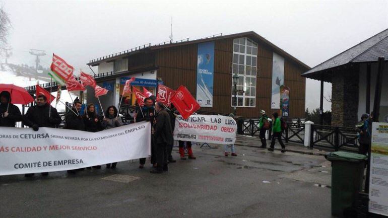 Concentración de trabajadores de Cetursa Sierra Nevada en la estación de esquí granadina