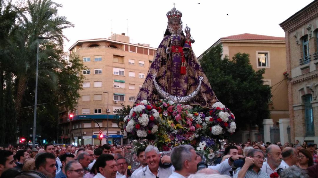 La virgen de la Fuensanta a su llegada a la iglesia del Carmen