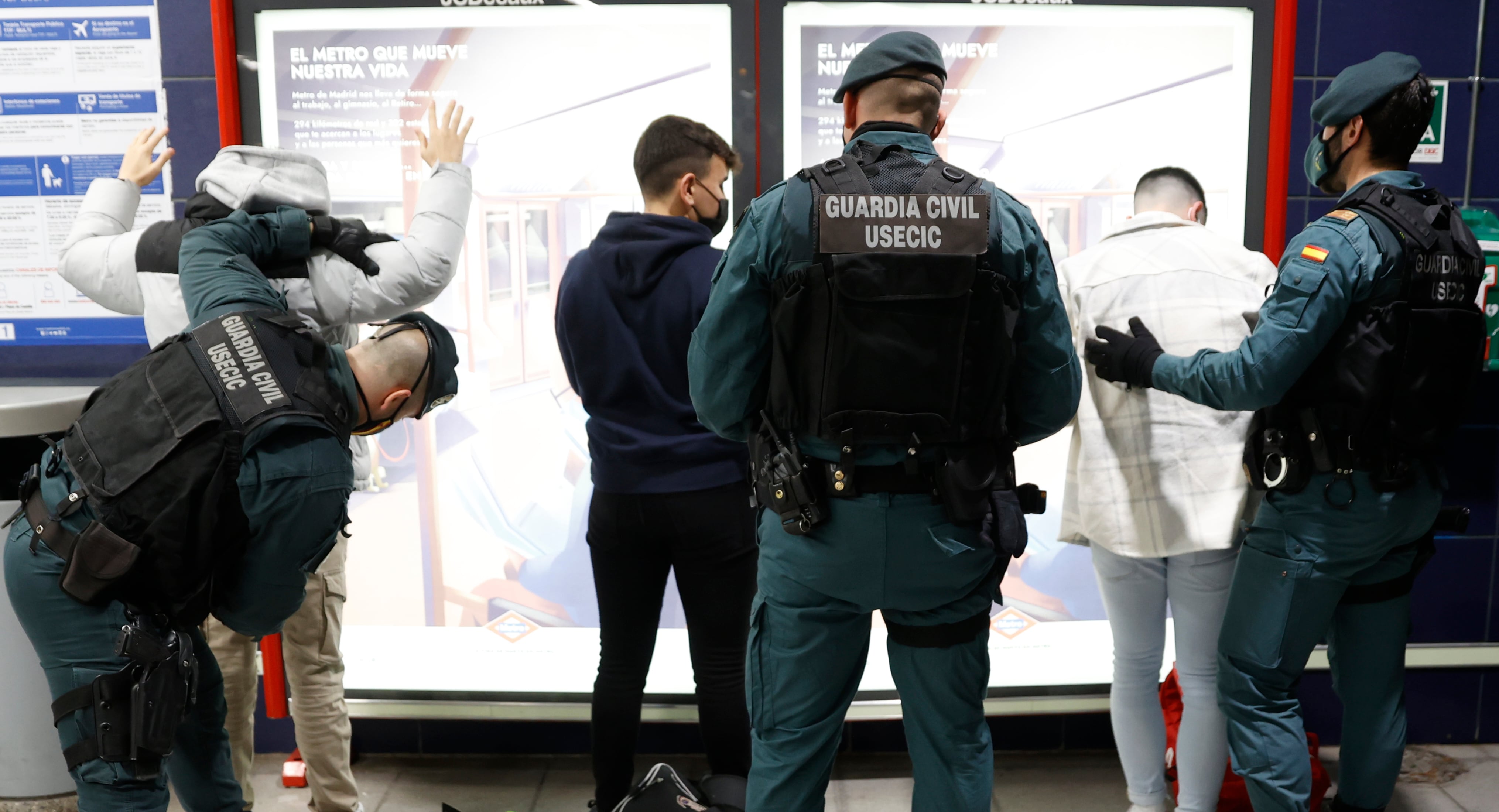 GRAF6045. ARGANDA DEL REY (MADRID), 11/02/2022.- La Guardia Civil controla hoy viernes la estación de tren de Arganda del Rey. La Guardia Civil ha decidido intensificar a partir de este fin de semana su respuesta frente a la violencia de las bandas juveniles con el despliegue de 834 efectivos en nueve municipios de la Comunidad de Madrid y zonas limítrofes, tras los recientes altercados entre miembros de estas bandas, que provocaron dos muertos. La Guardia Civil se suma así al dispositivo especial de 514 agentes de la Policía Nacional para el control de las bandas juveniles en Madrid. EFE/SEBASTIÁN MARISCAL
