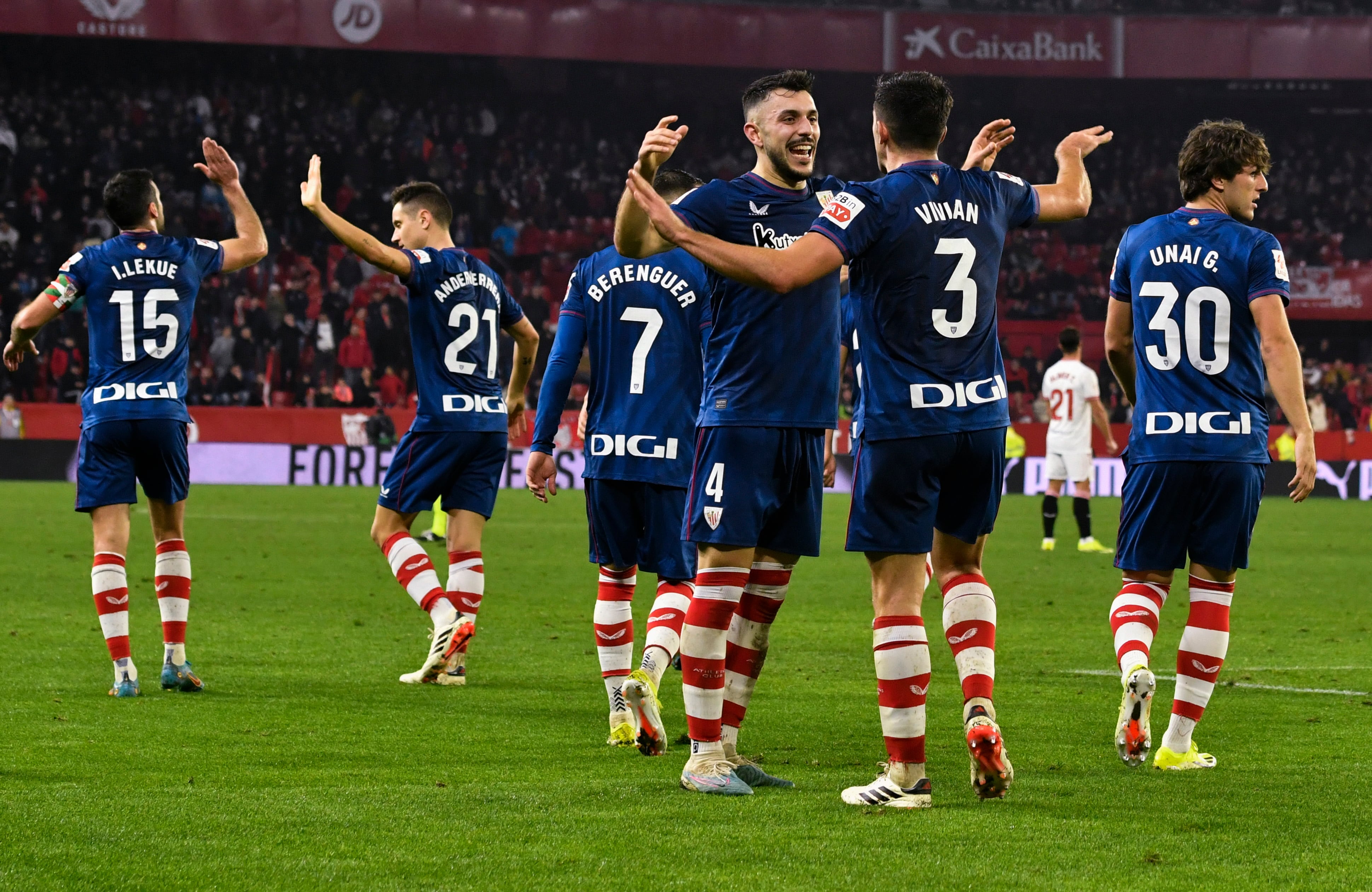 El defensa Aitor Paredes celebra con sus compañeros su primer gol con el Athletic Club