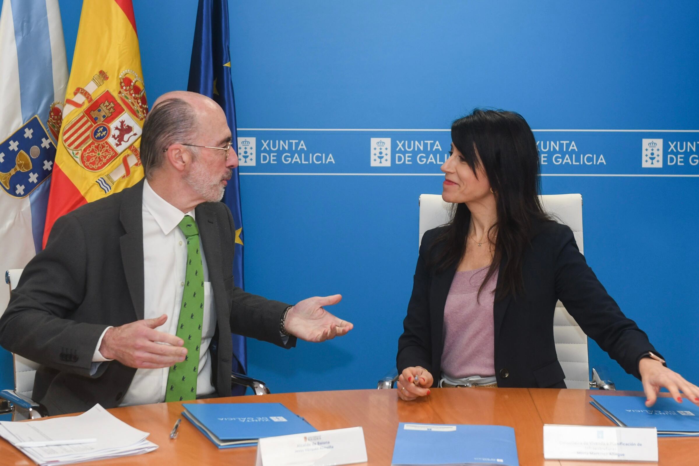 María Martínez Allegue, conselleira de Vivenda y Jesús Vázquez Almuíña, alcalde de Baiona, charlan durante la firma del convenio de colaboración para la humanización de la travesía interior de Sabarís.