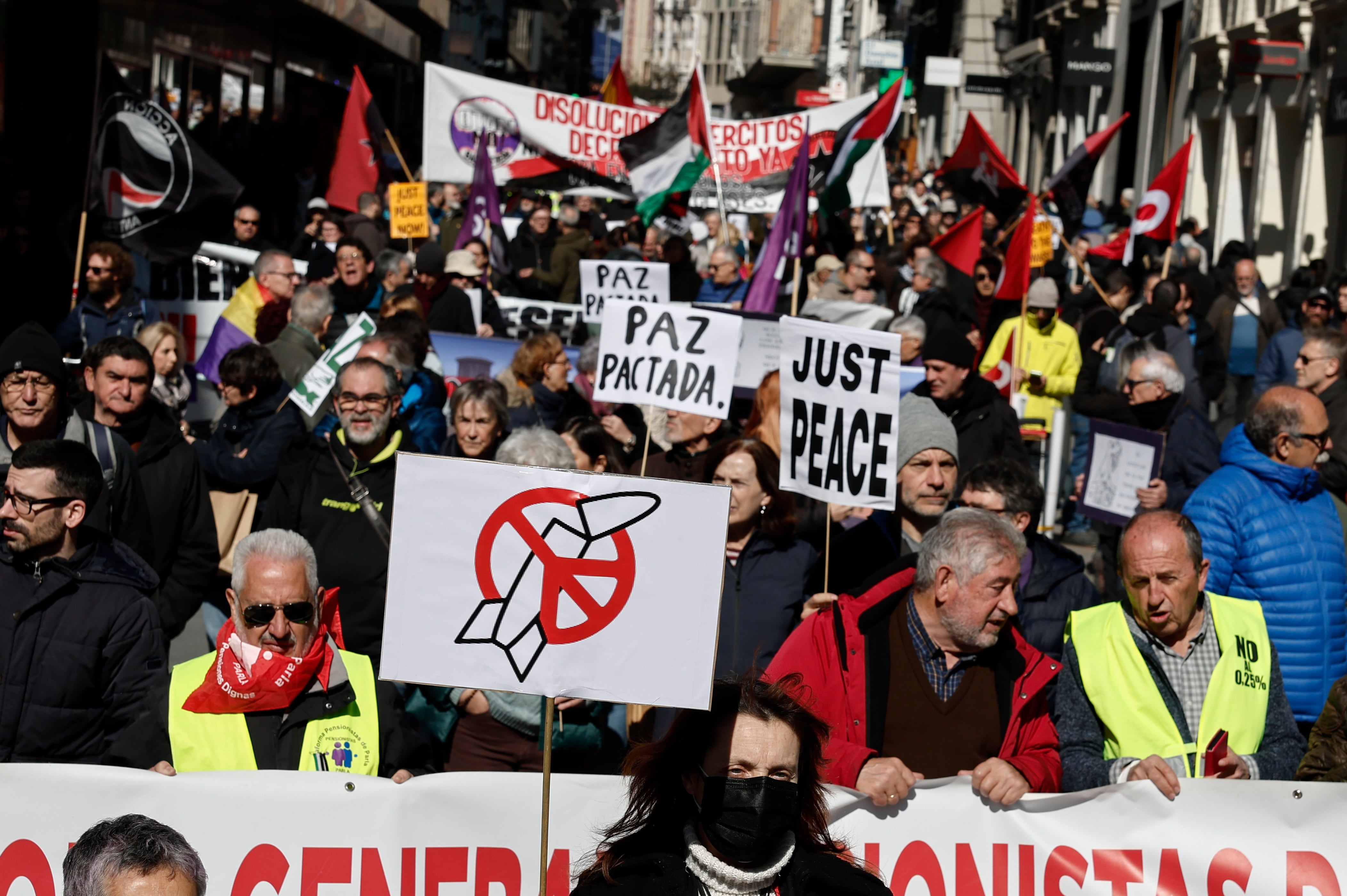 Manifestantes protestan en Madrid contra la guerra en Ucrania cuando se cumple un año del estallido de la invasión