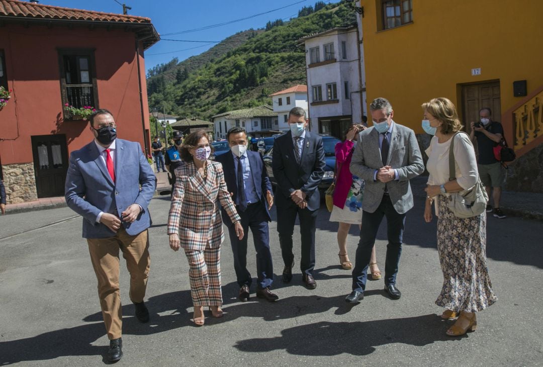 El Presidente del Principado, Adrián Barbón y la Vicepresidenta del Gobierno de España, Carmen Calvo, en su visita a Tuña, acompañados del Alcalde, José Manuel Feito, el Presidente de la Junta General, Marcelino Marcos y la Delegada del Gobierno, Delia Losa