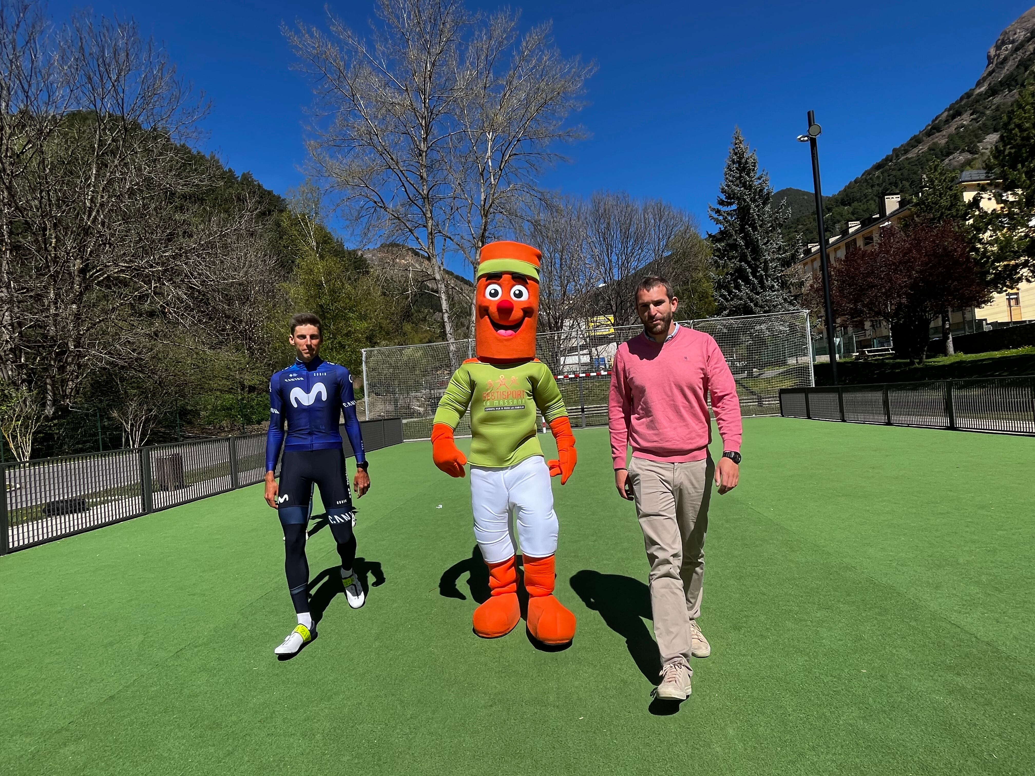 El conseller d'esports del comú de la Massana, Kevin Poulet, amb el ciclista resident Carlos Verona, i la mascota de la fira Festisport, Esporti, en la presentació de la segona edició.