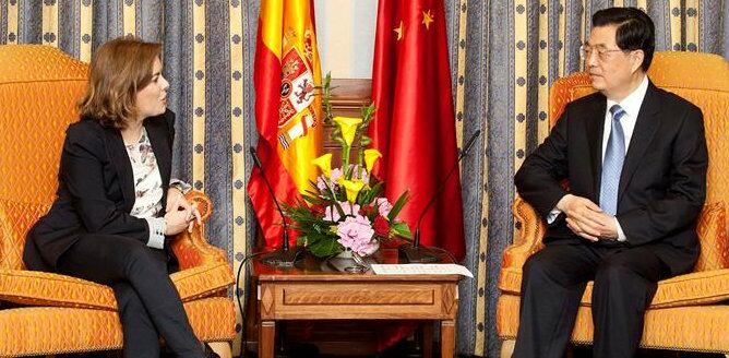 El presidente de China, Hu Jintao, conversa con la vicepresidenta del Gobierno español, Soraya Sáenz de Santamaría