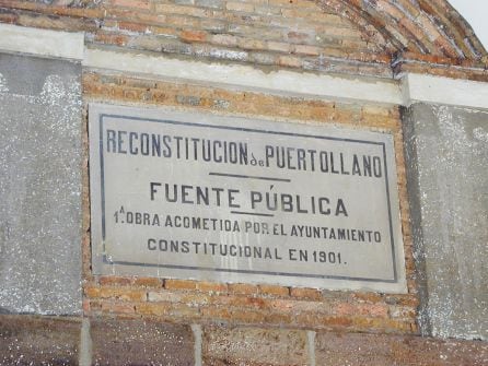 Cartel explicativo situado en el interior del pórtico donde se ubica la fuente