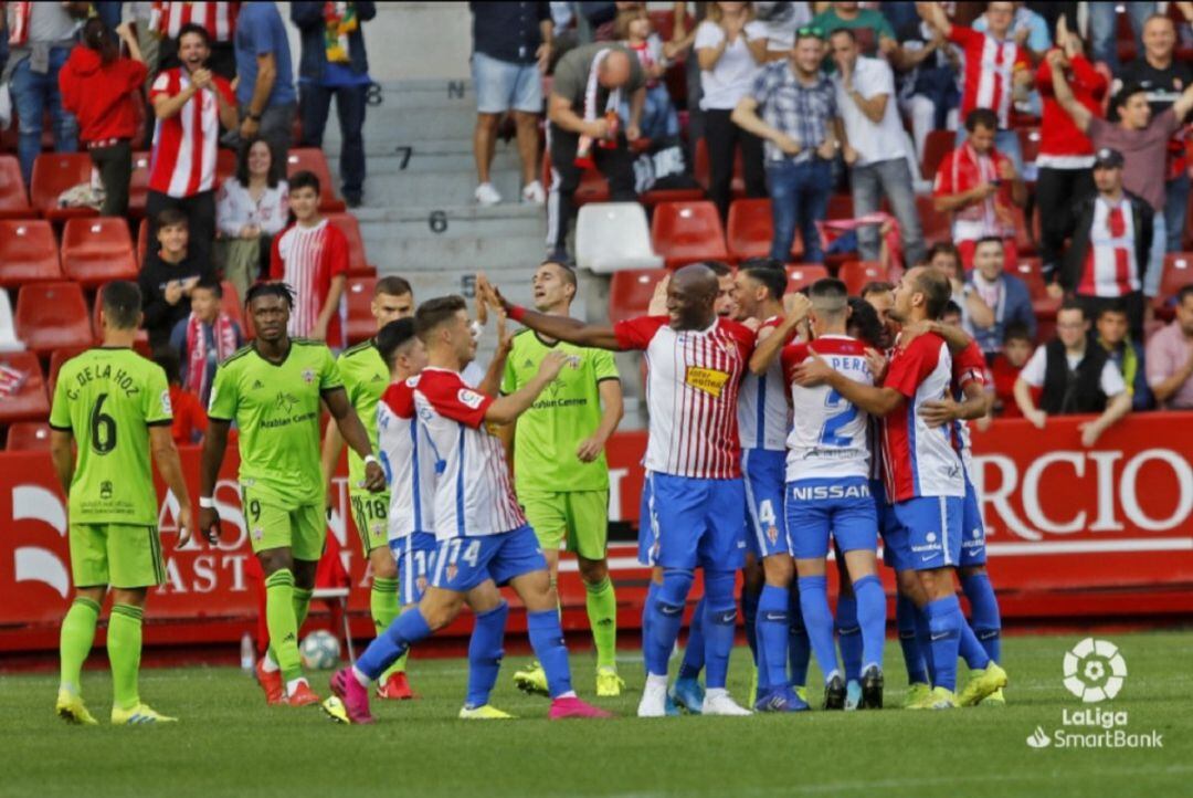 Los jugadores rojiblancos celebran el gol de Babin