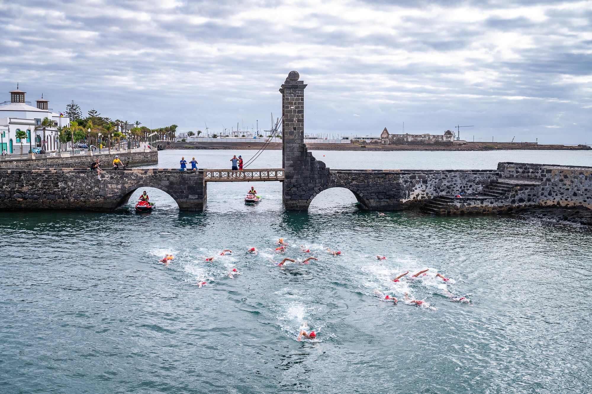 Los nadadores a su paso por el &#039;Puente de las Bolas&#039; de Arrecife.