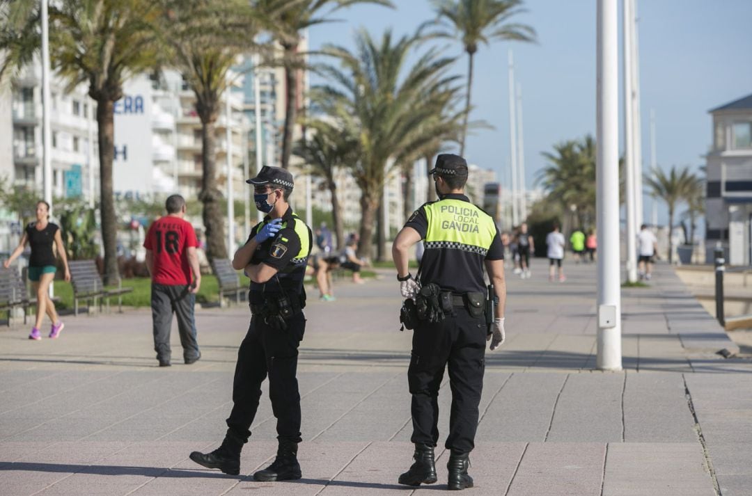 Agentes de la Policía Local en la playa de Gandia