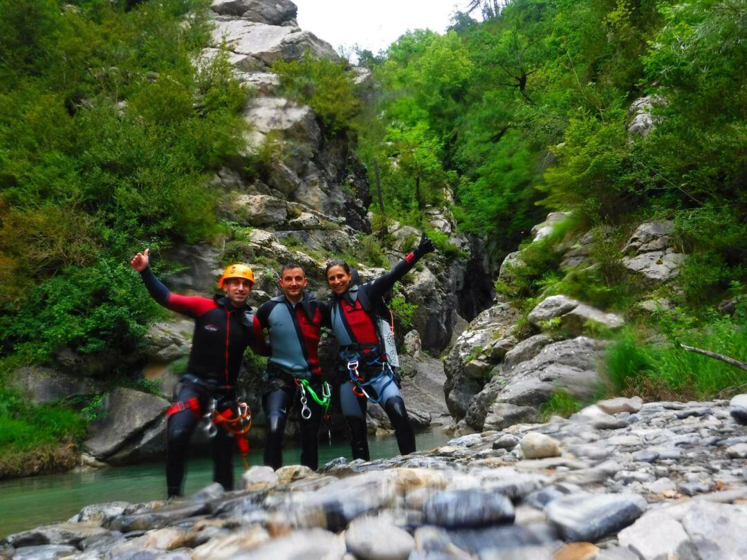 Los tres vecinos de Gandia Andrea, Adrián y Luis en los Pirineos 