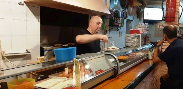 Fernando García, preparando uno de los bocadillos