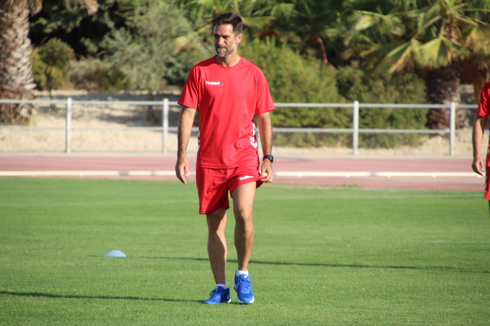 Abel Segovia dirige un entrenamiento del Antequera