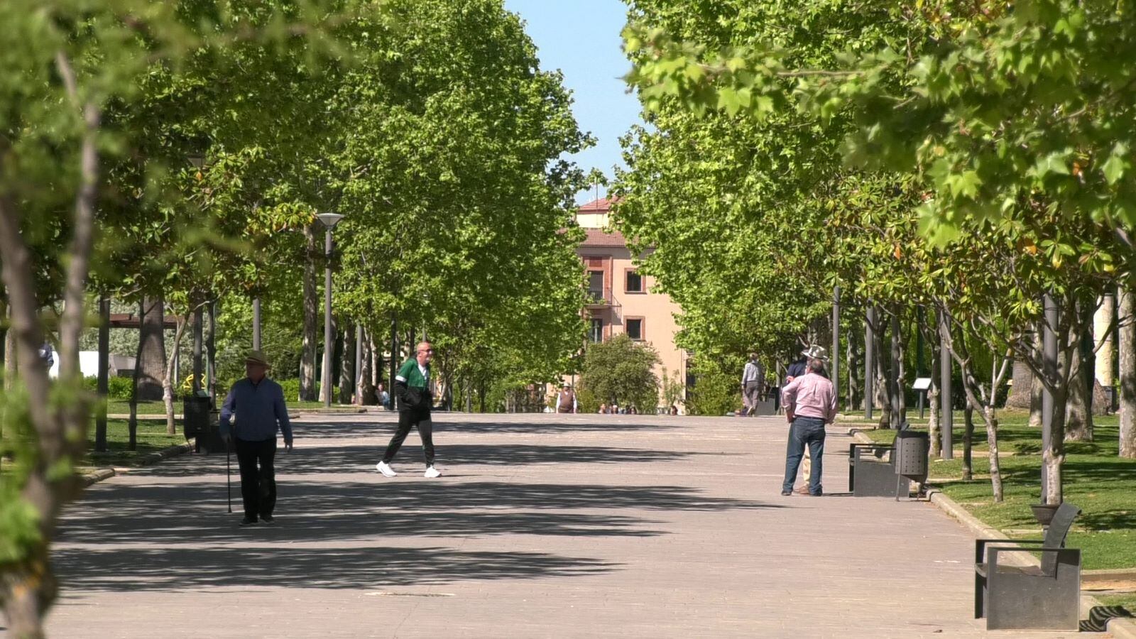 Vecinos paseando por el Parque Norte