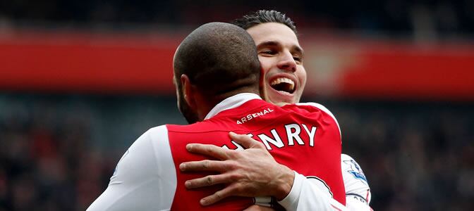 Van Persie se abraza con Henry