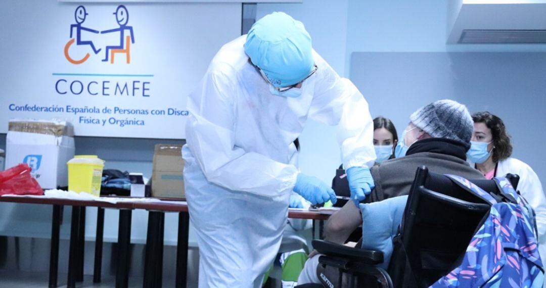 Vacunación de una persona con discapacidad