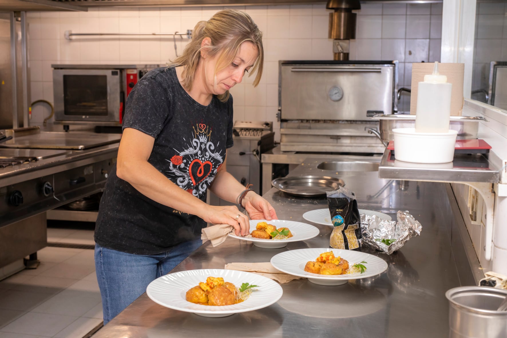 Pilar Liesa terminando de preparar su plato