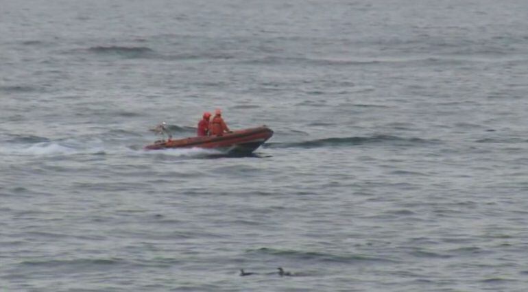 Uno de los botes de Salvamento Marítimo que están llevando a cabo las labores de búsqueda de los dos marineros desaparecidos al sur de las Islas Cíes.