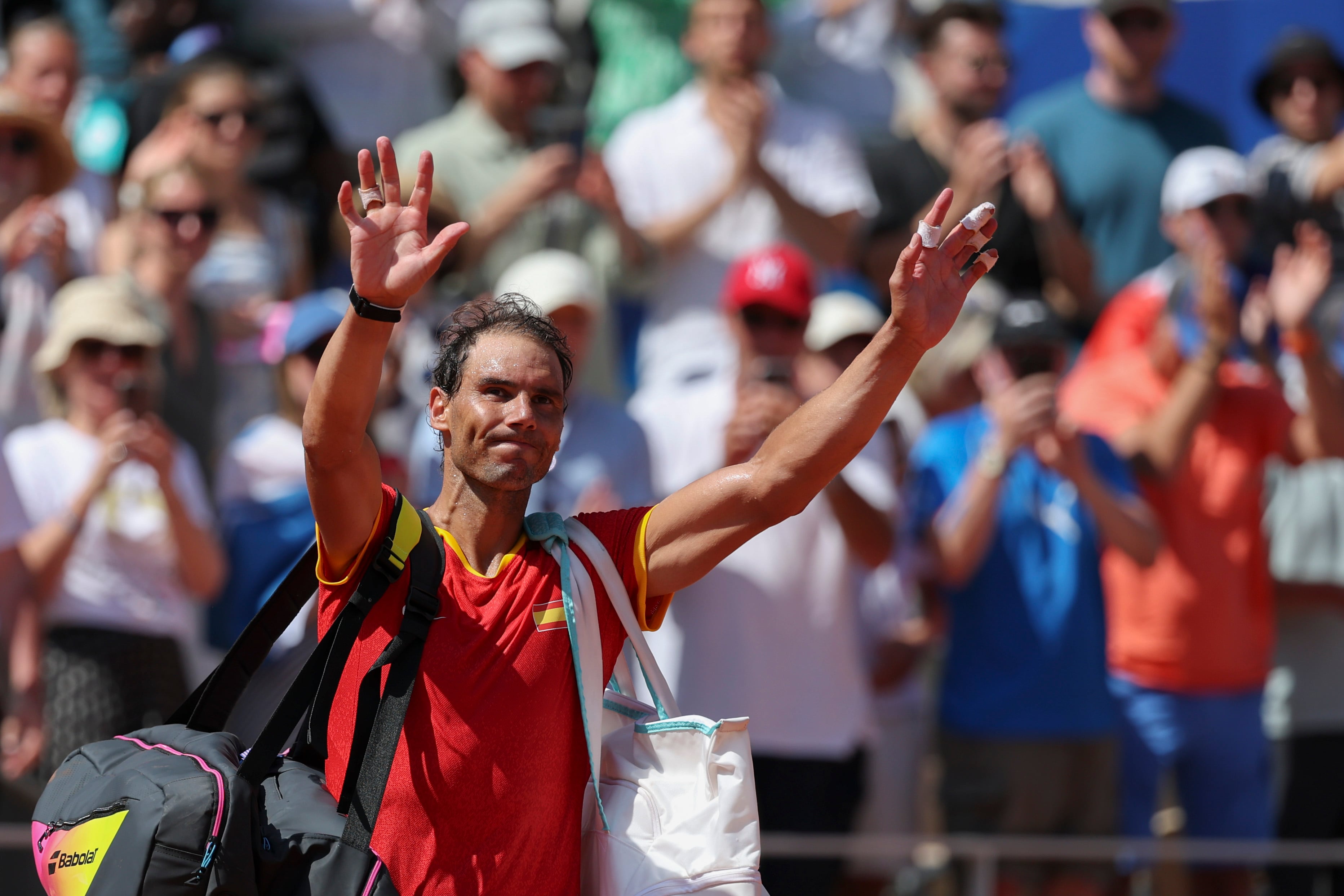 Rafa Nadal se despide del público tras caer ante el serbio Novak Djokovic