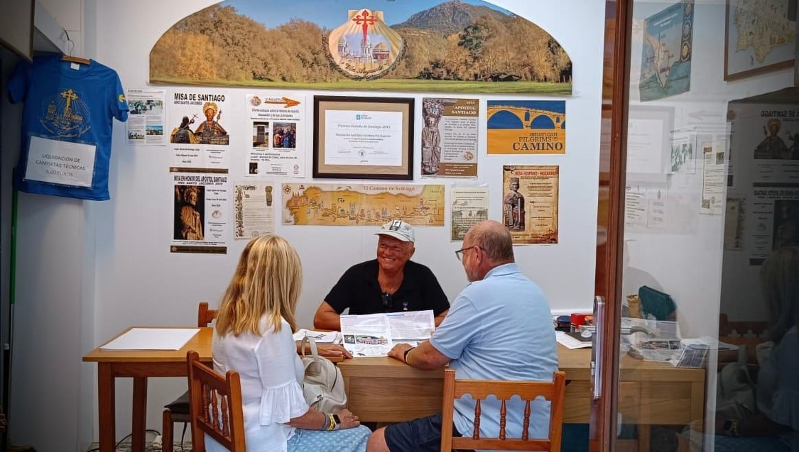Manuel Barea atiende a caminantes en la sede de la Asociación Gaditana
