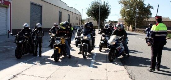 Un grup de motoristes en un control dels Mossos d'Esquadra
