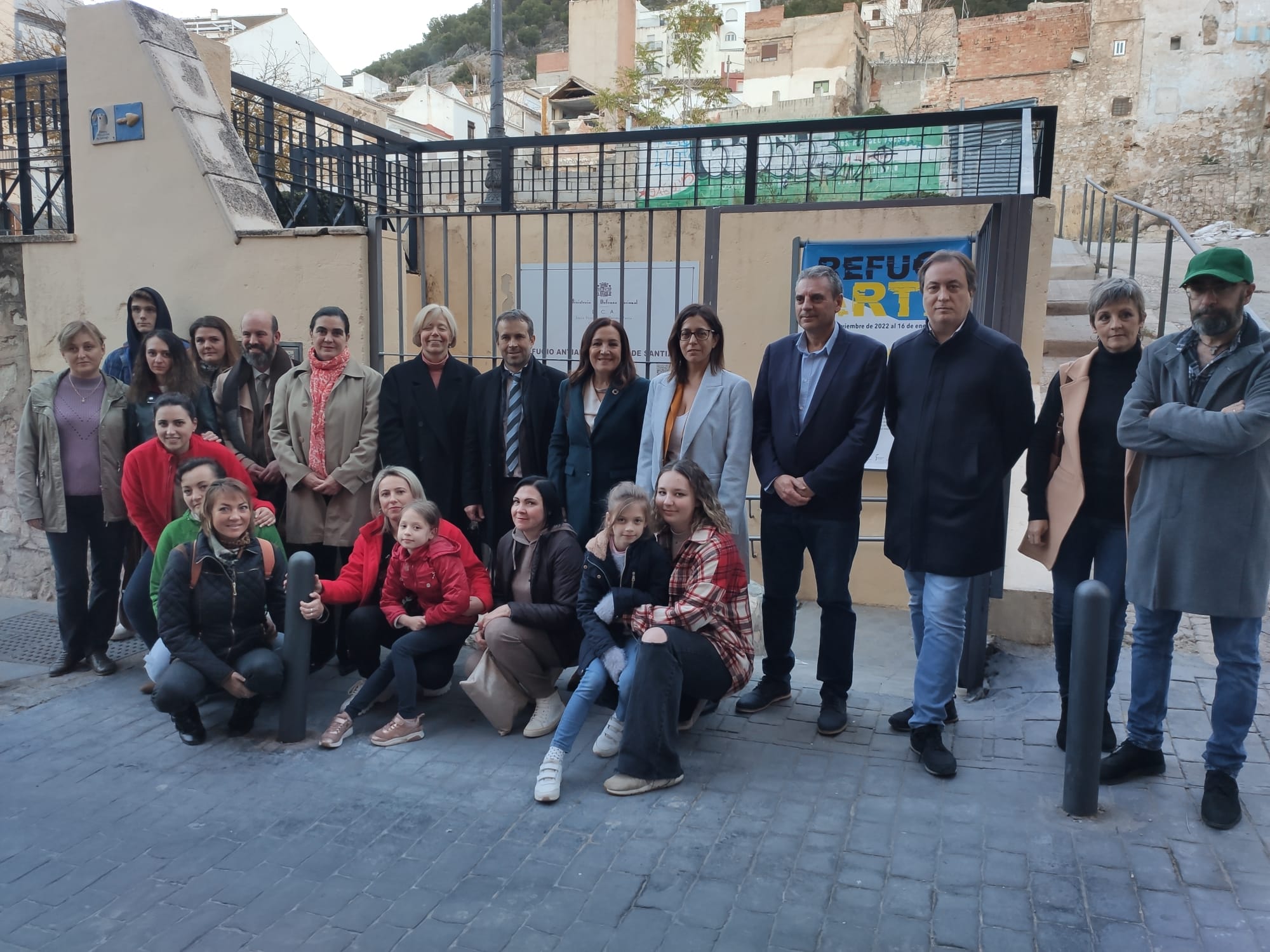 Personalidades políticas y refugiados ucranianos visitan la exposición RefugiARTE en el Refugio Antiaéreo de Jaén