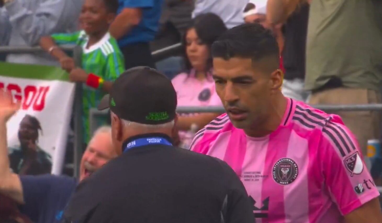 Luis Suárez se encara con una persona del staff del Seattle Souders