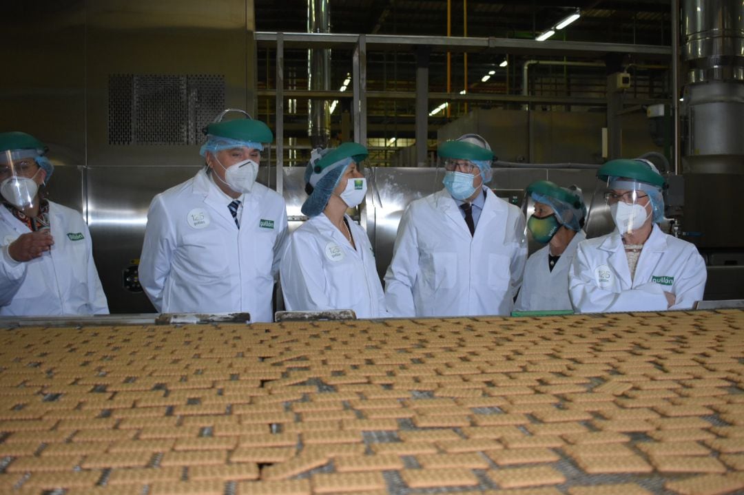 Imagen de la visita del consejero a Galletas Gullón