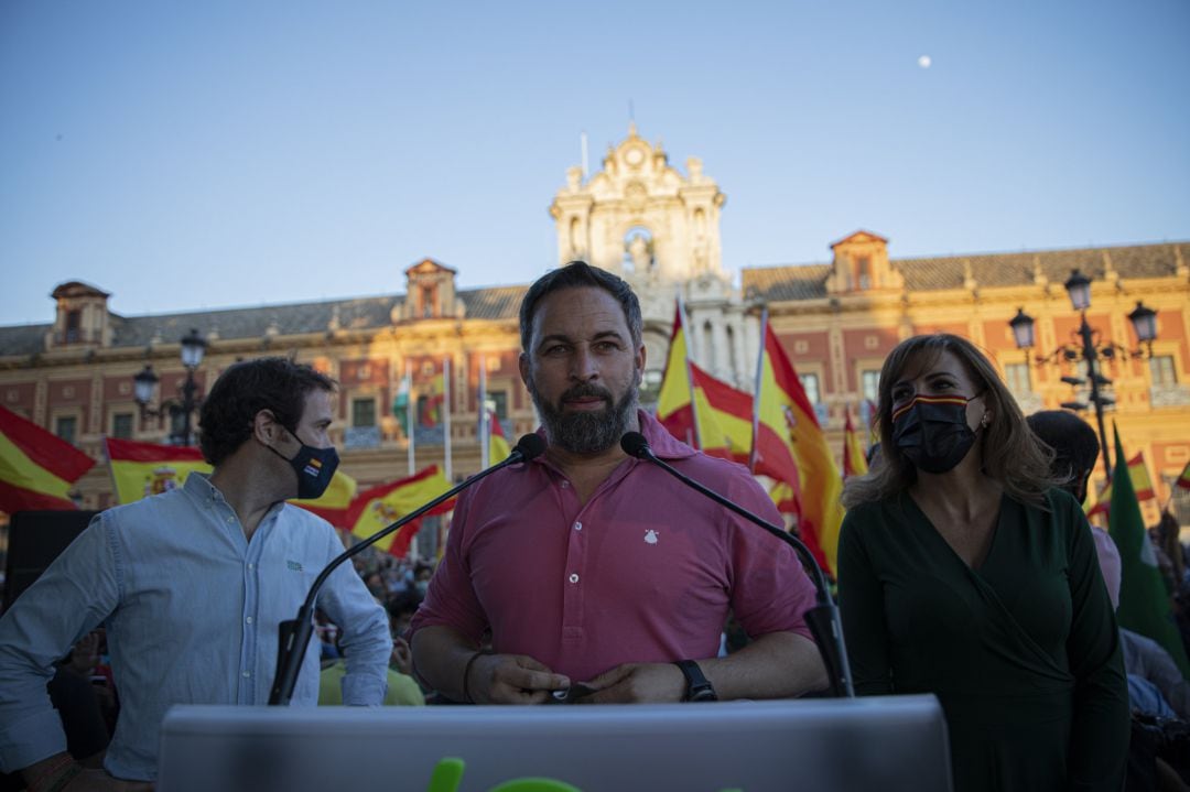 El presidente nacional de Vox, Santiago Abascal, junto a la portavoz nacional de Vox, Patricia Rueda durante una manifestación &quot;en defensa de nuestras fronteras&quot; frente al Palacio de San Telmo. En Sevilla (Andalucía), a 23 de mayo de 2021.