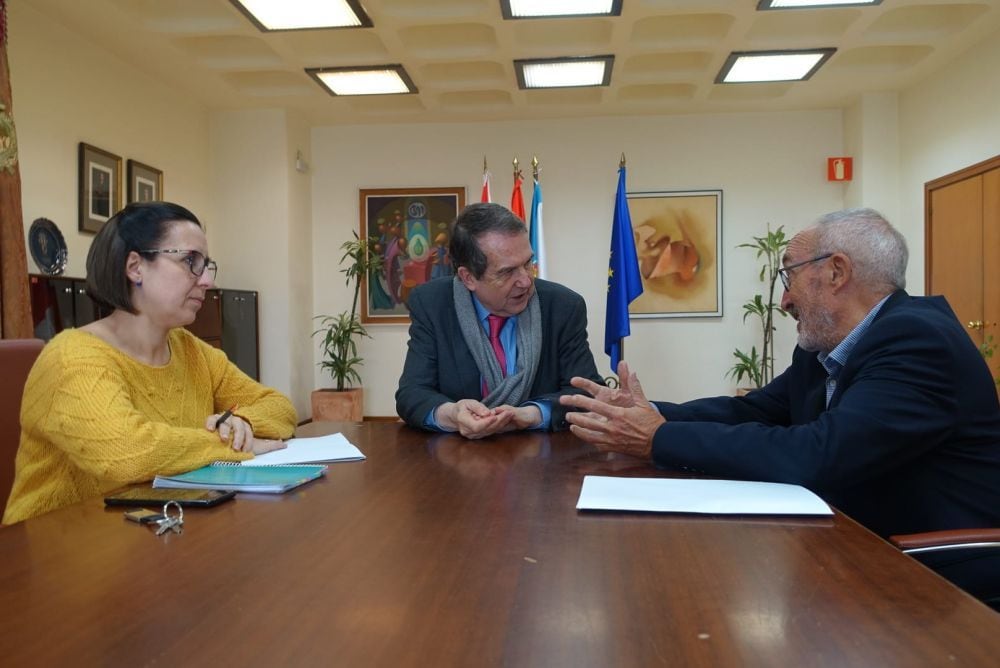 Foto de arquivo da última reunión de Abel Caballero con responsables de SOS Sanidade Pública.