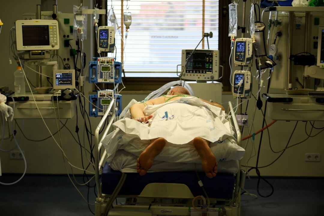 Un paciente de COVID-19 en la UCI.