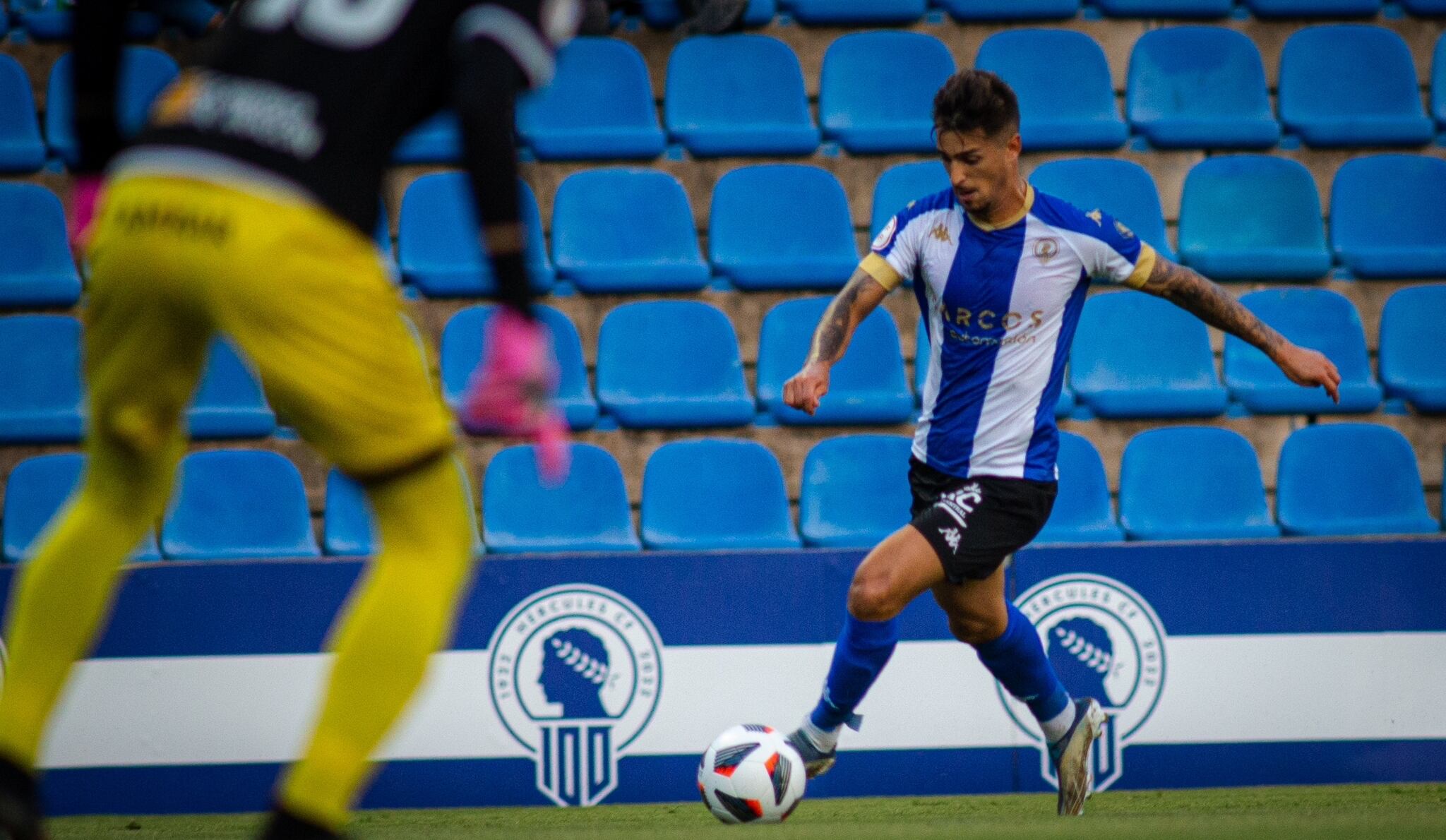 Víctor Villacañas conduce un balón en el Rico Pérez