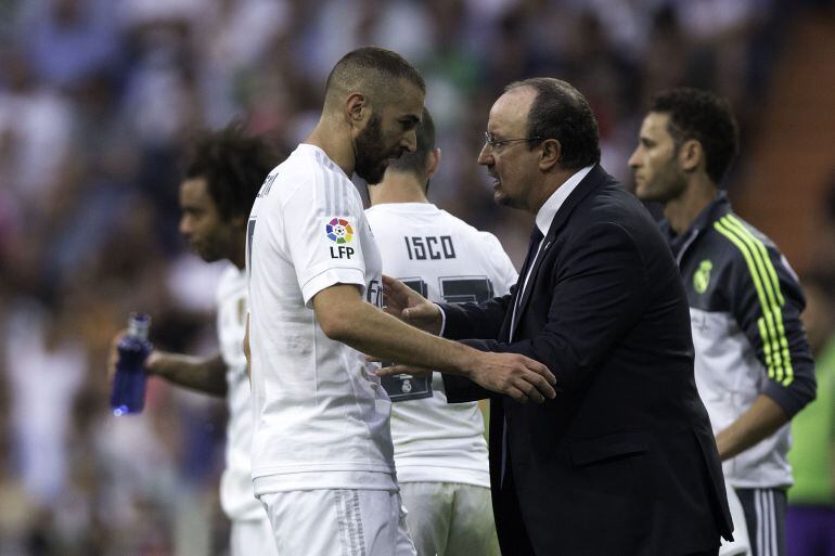 Benítez da indicaciones a Karim Benzema durante un partido en el Bernabéu