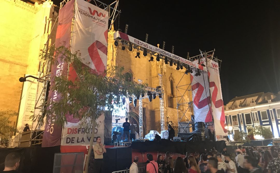 El escenario de las Fiestas del Vino, minutos después de la cancelación del concierto de &quot;Lagarto Amarillo&quot;