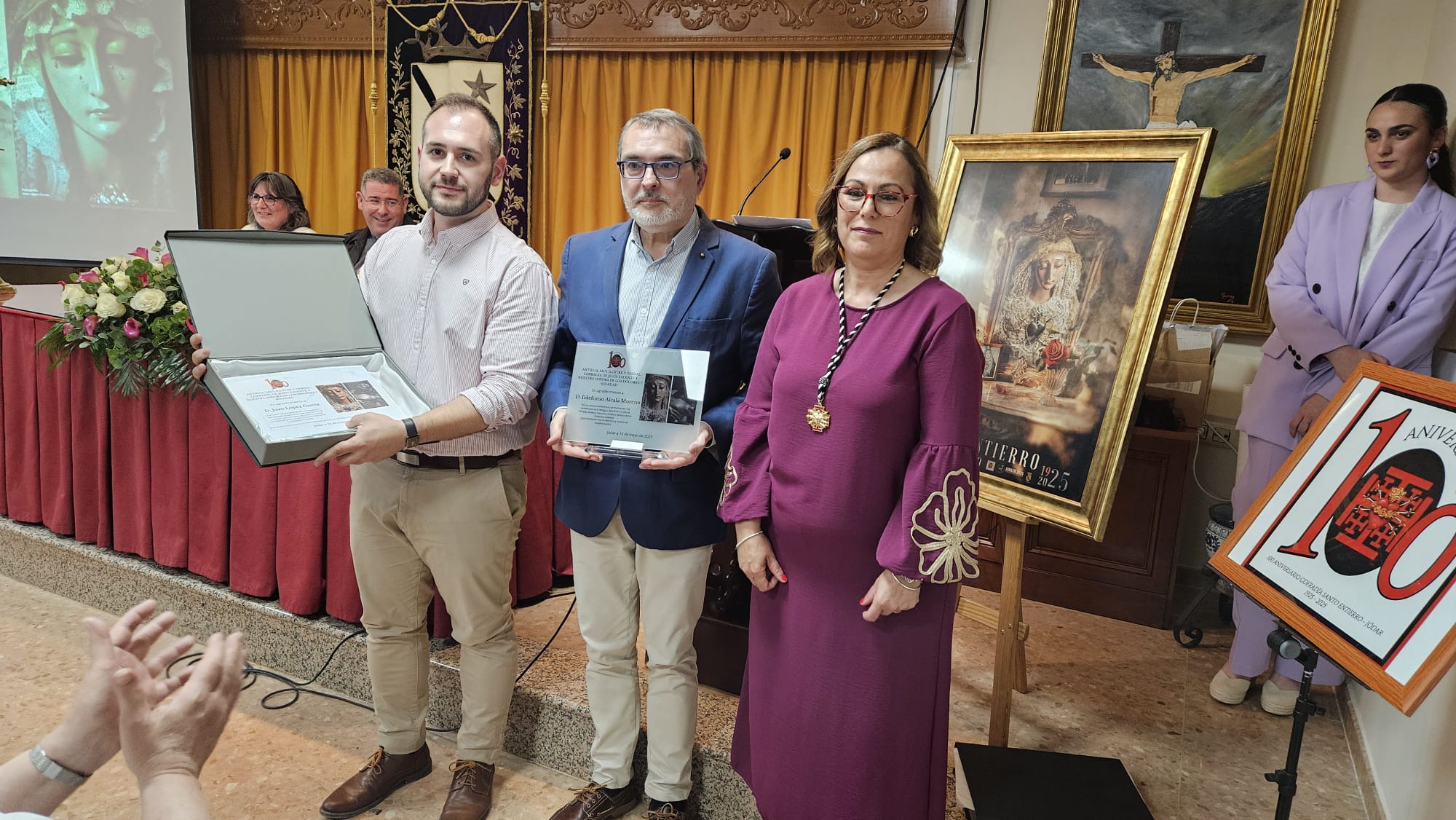 Autor del Cartel, Juan López (Izqda.) y cronista, Ildefonso Alcalá (centro) reciban placas conmemorativas de manos de la Hermana Mayor, Juana Vargas (Dcha.)