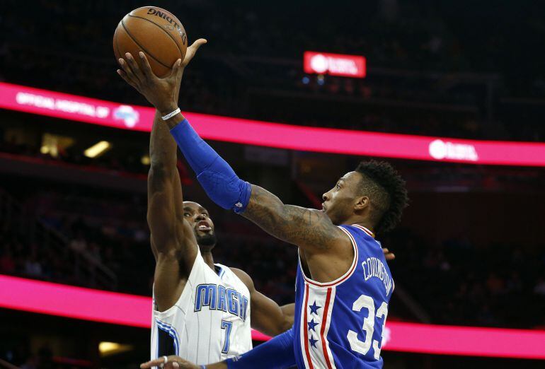 Ibaka lucha por un balón con Robert Covington