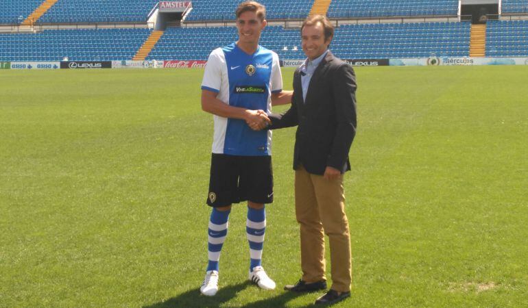 Jesús Berrocal con el presidente del Hércules en su presentación