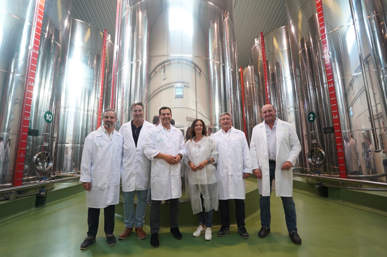 Juan Manuel Moreno visita una cooperativa de aceite